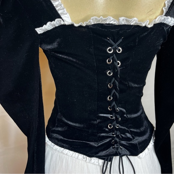 Black velvet top with white lace trim and corset back - Picture 3 of 4